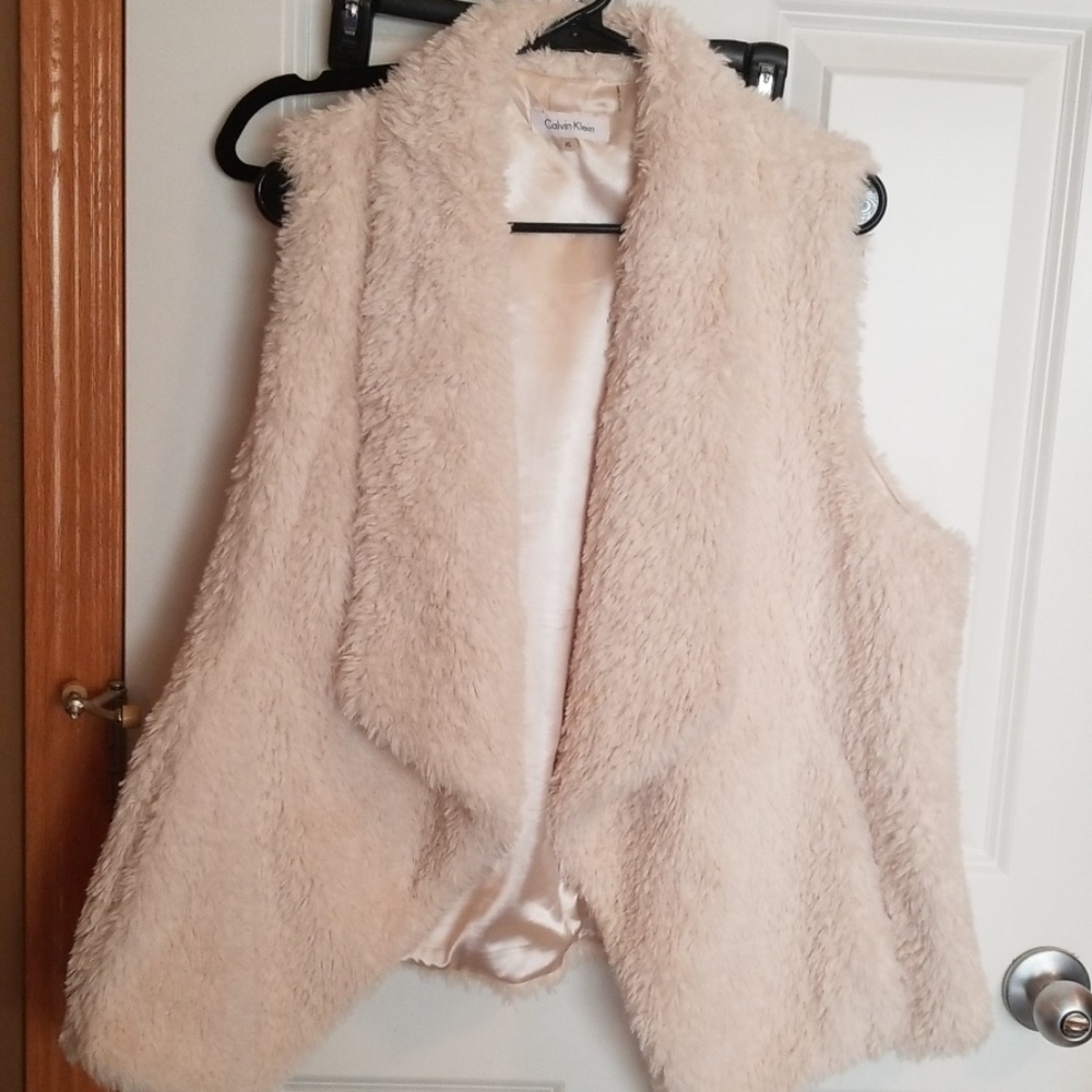EUC XL Calvin Klein faux fur vest in cream